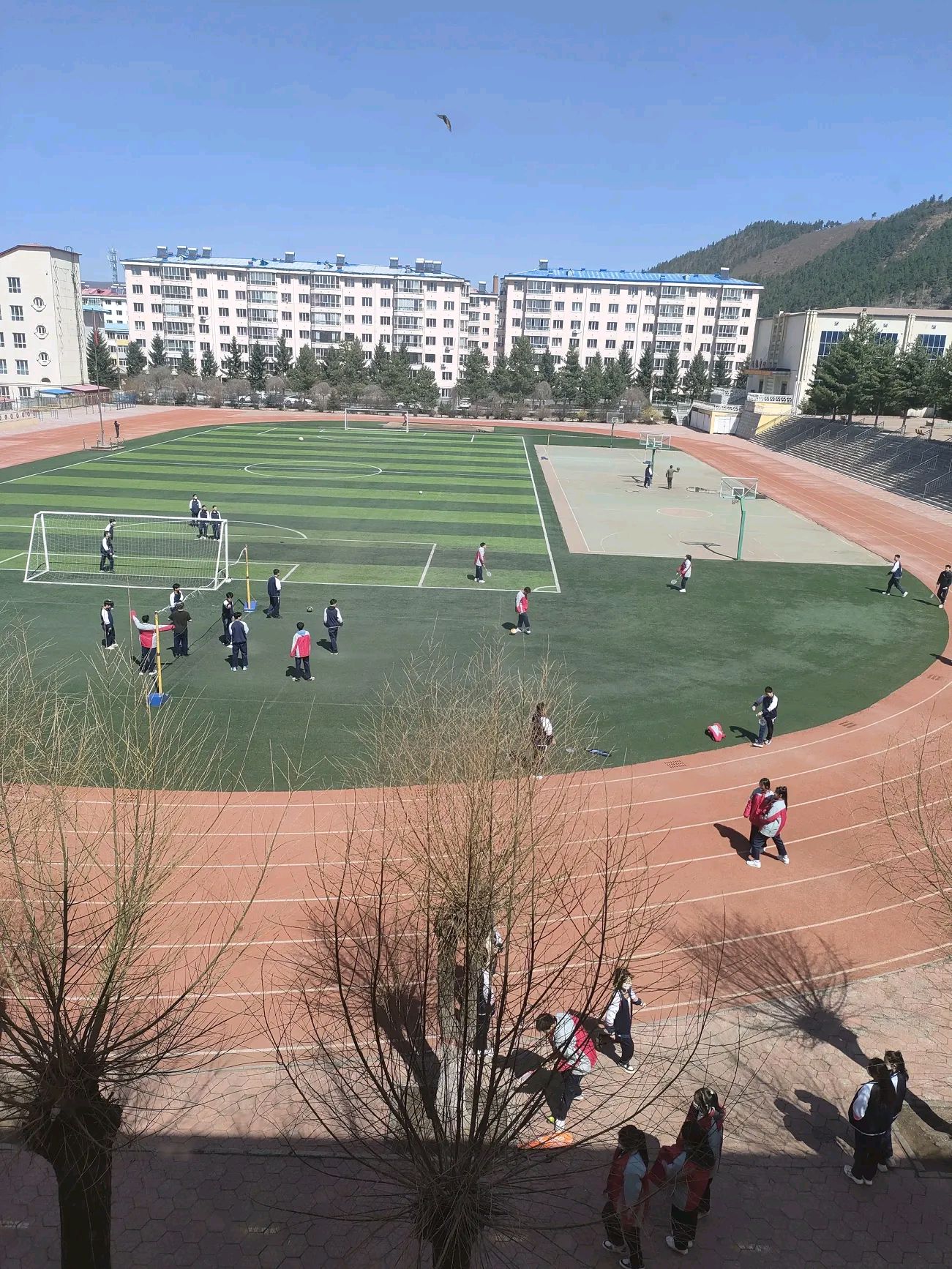 我身边的不少高职称老师,工资七八千以上,却过着非常节俭的生活