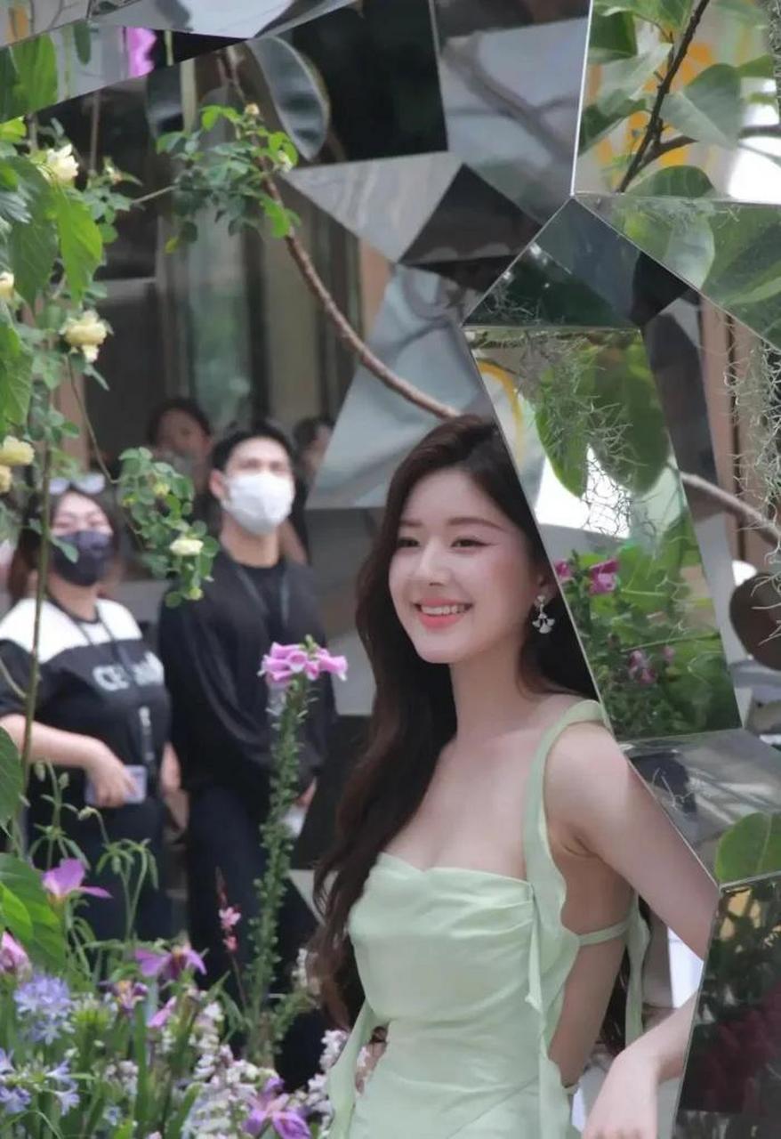 赵露思被质疑未穿内衣,身材过胖,这一事件引发了网友的热议.