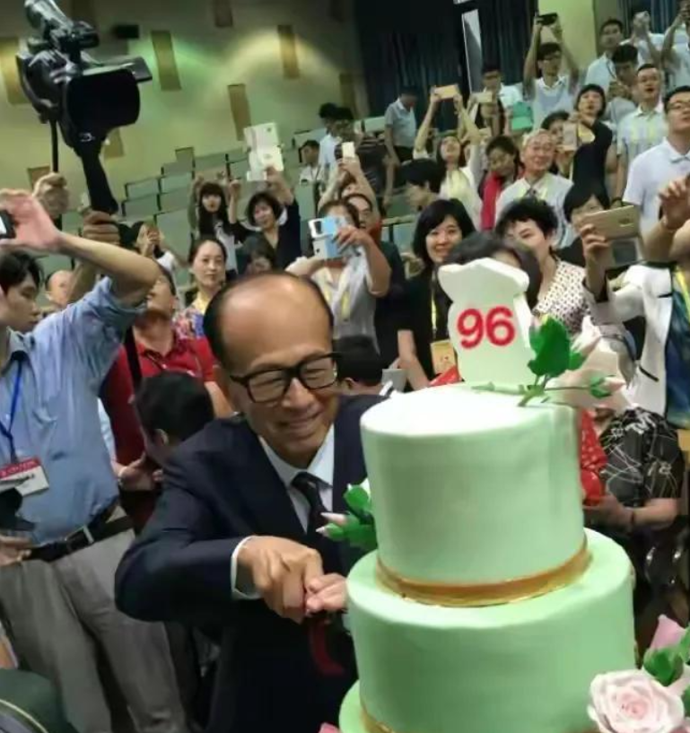 李泽楷大儿子近照遭曝光,身高170快赶上梁洛施,穿搭类似李嘉诚