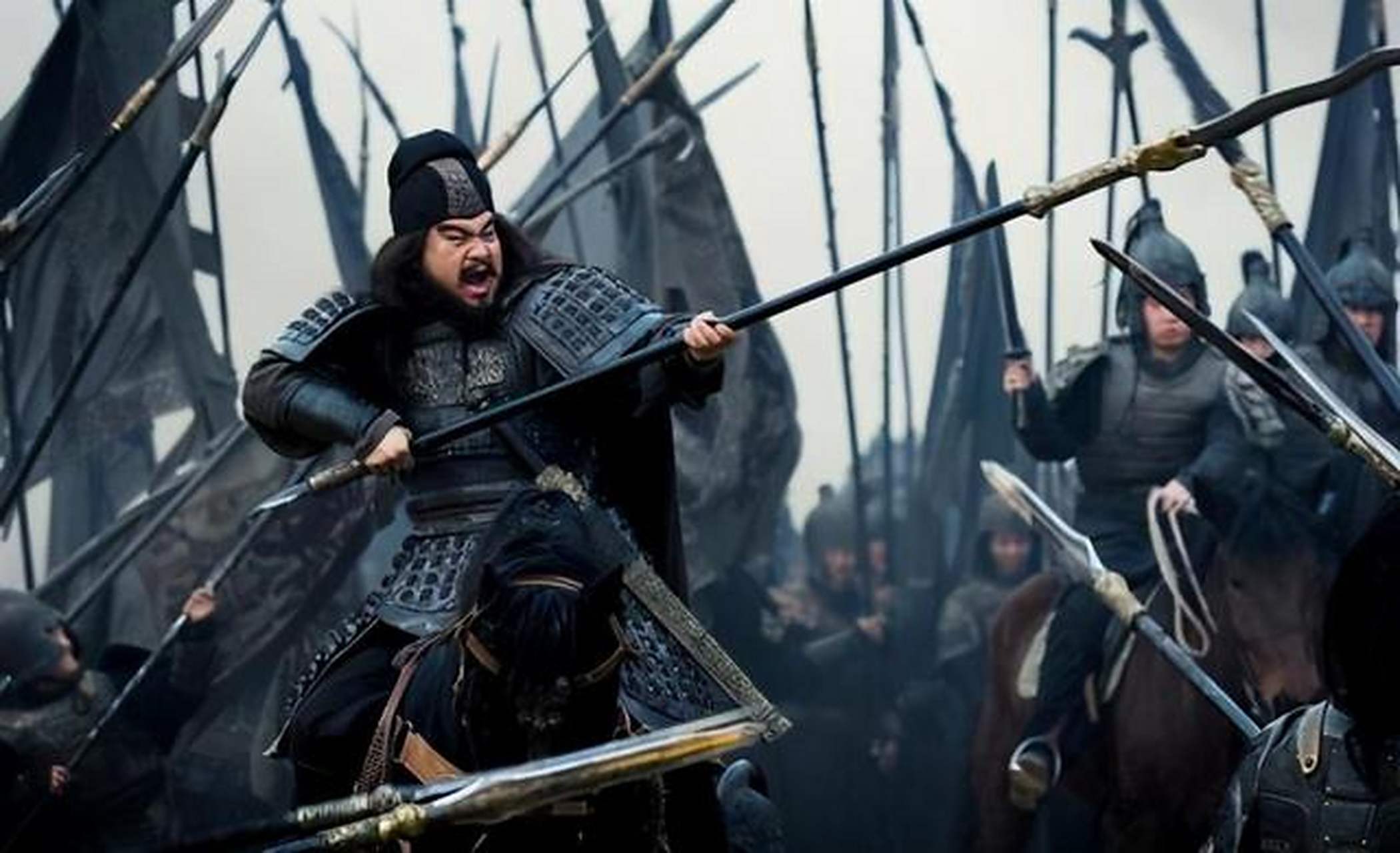 虎牢关,三英战吕布,看了觉得真挺好笑的,张飞先大战吕布50回合,不分