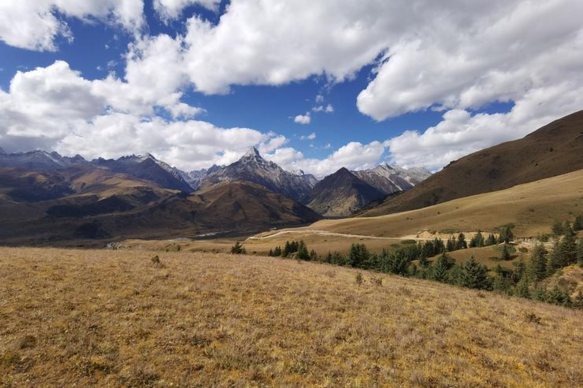 理塘格聂风景区:位于康南理塘县热柯乡境内,占地面积