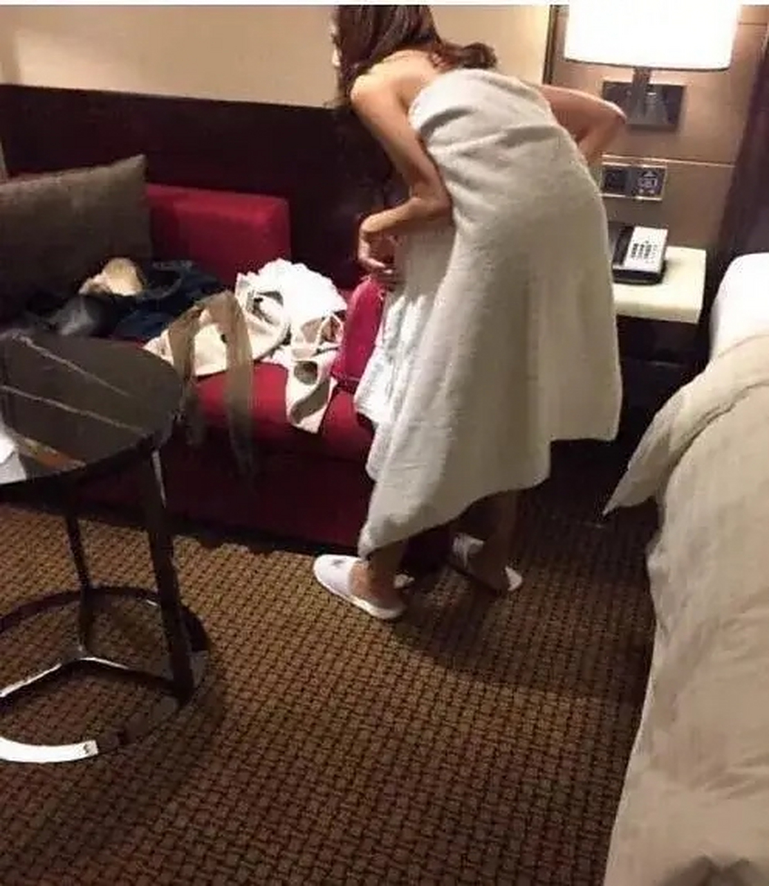 妻子深夜裹浴巾与两个男同事斗地主,房间纸团遍地,男同事仅穿内裤