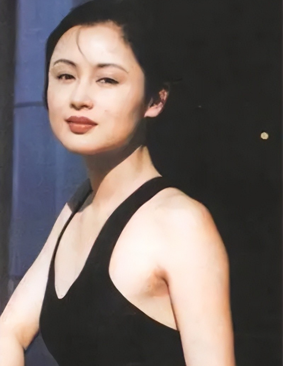 陈红的颜值绝对算得上倾国倾城,那个年代可没有滤镜美颜,而照片中的