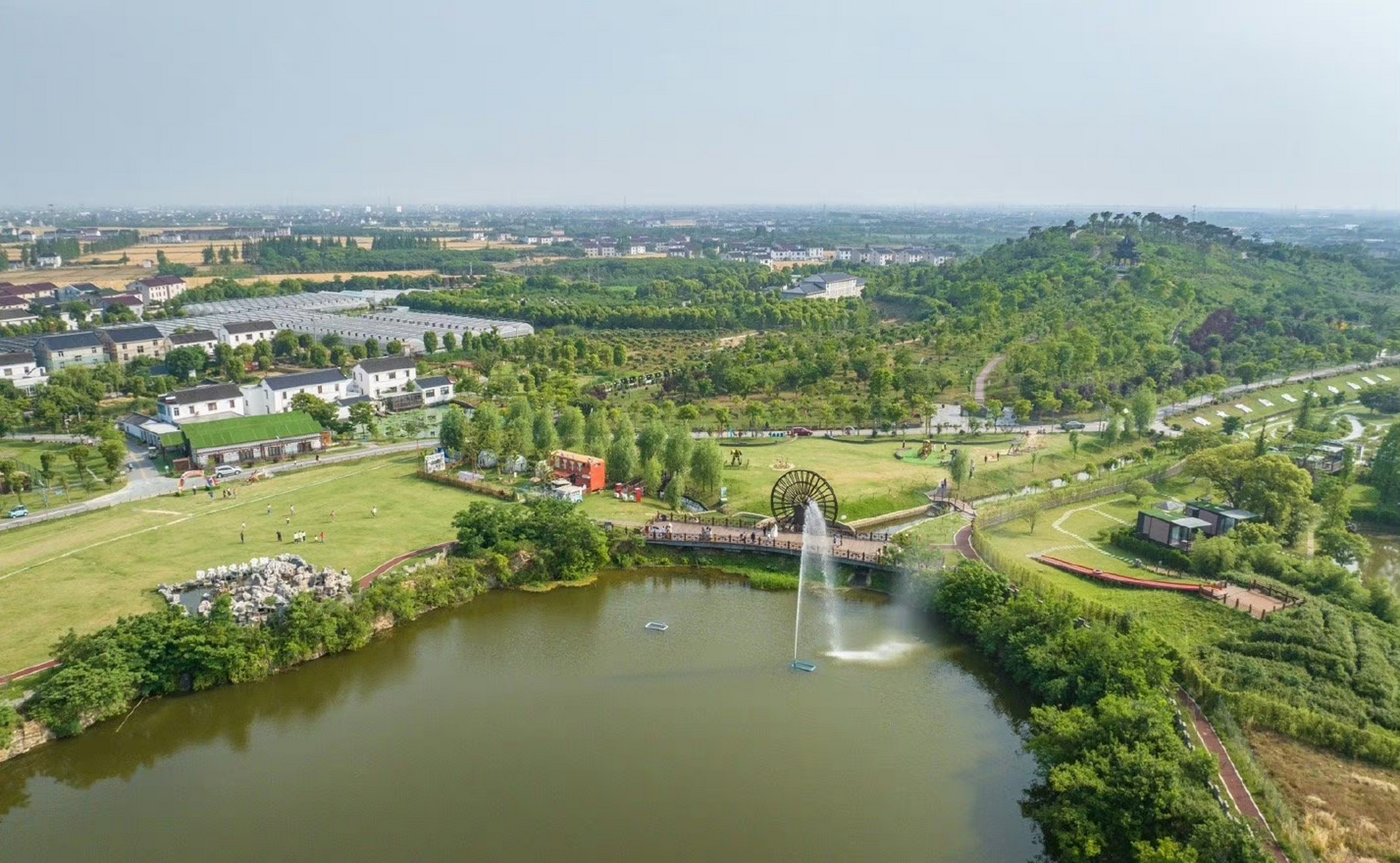 挑一个周末,在苏州常熟铜官山脚下,或漫步在栈道,或登高远眺,亲自感受