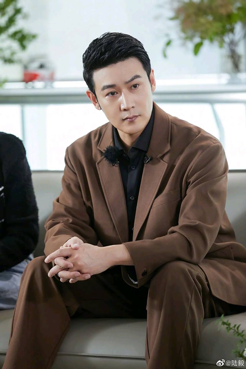 陆毅icon在社交平台晒出一组照片,照片中和妻子鲍蕾ic