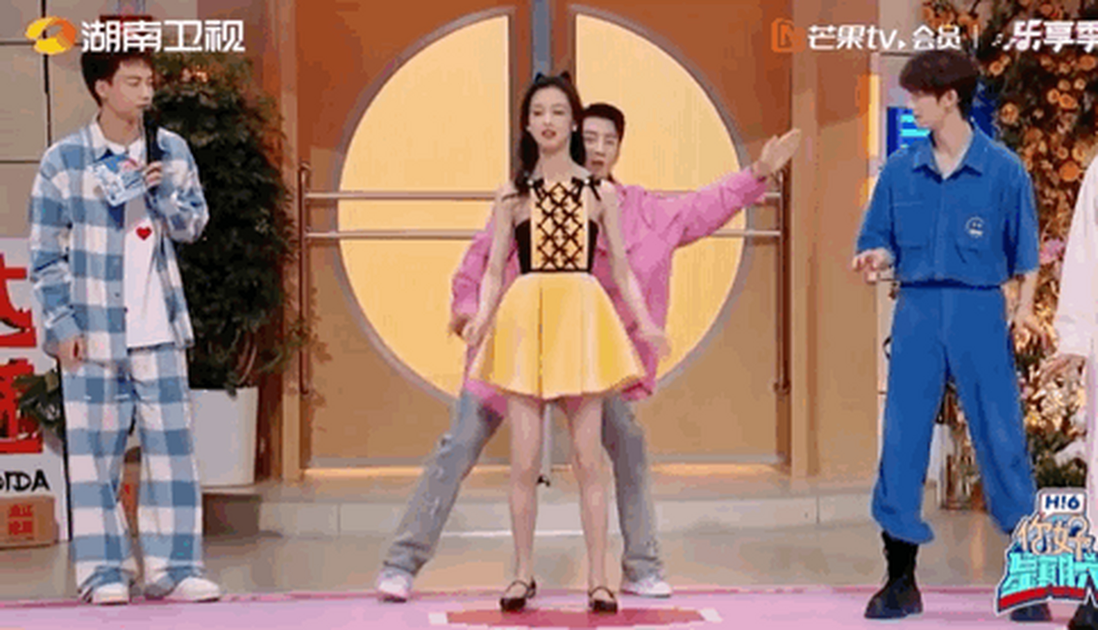 看陈都灵跳舞简直是快乐源泉,谁能想到啊,修长四肢下看着是跳舞的好