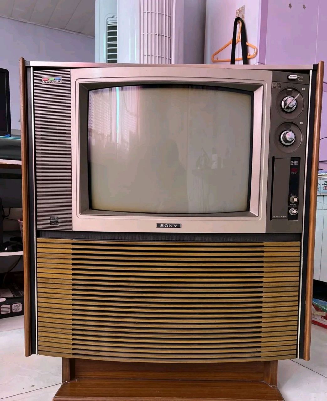 废品价80块在一户人家收了一台60年代的大电视机,机器巨大,几个人抬到