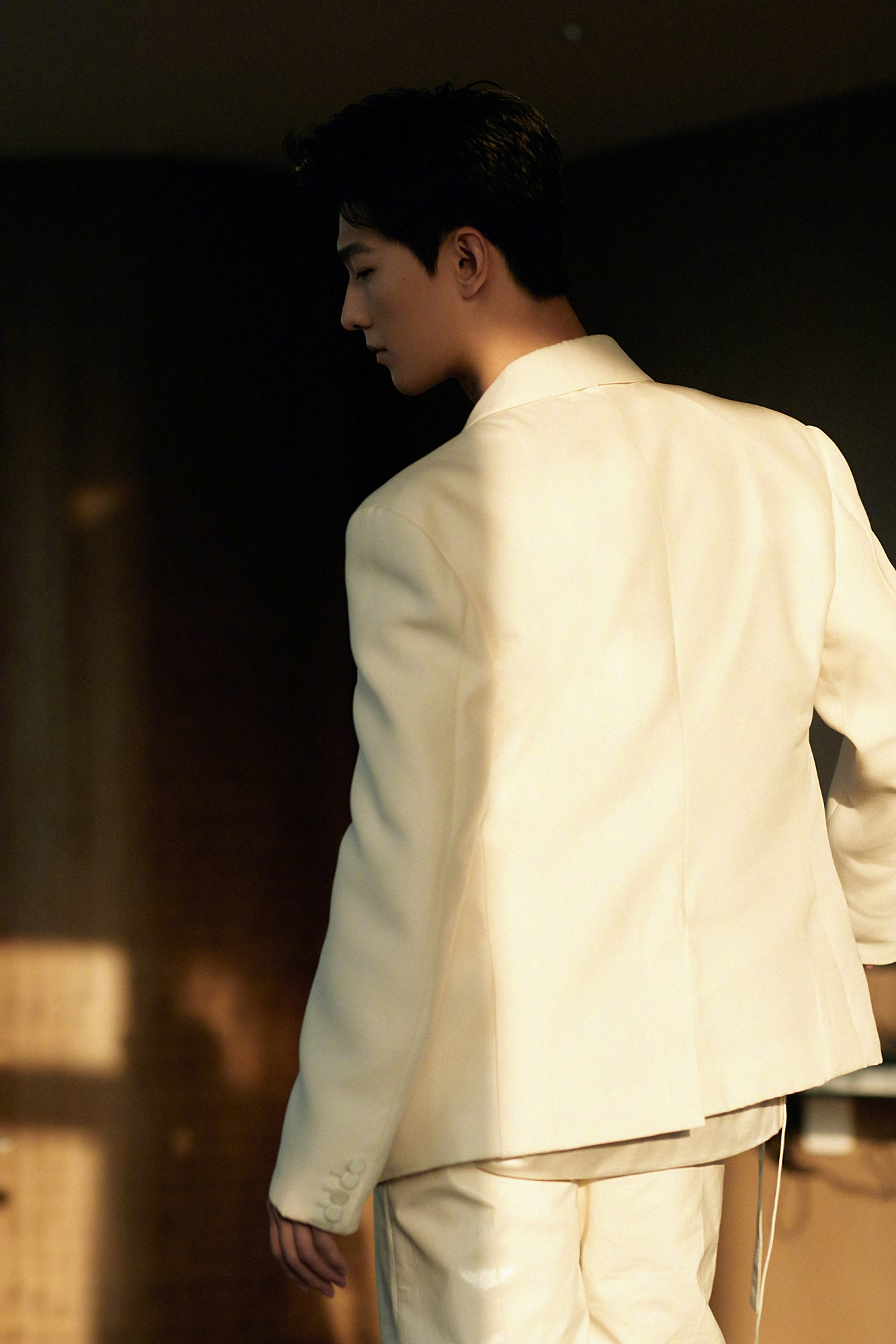 杨洋出席腾讯视频星光大赏,身穿白色西装,绅士有型,魅力爆表