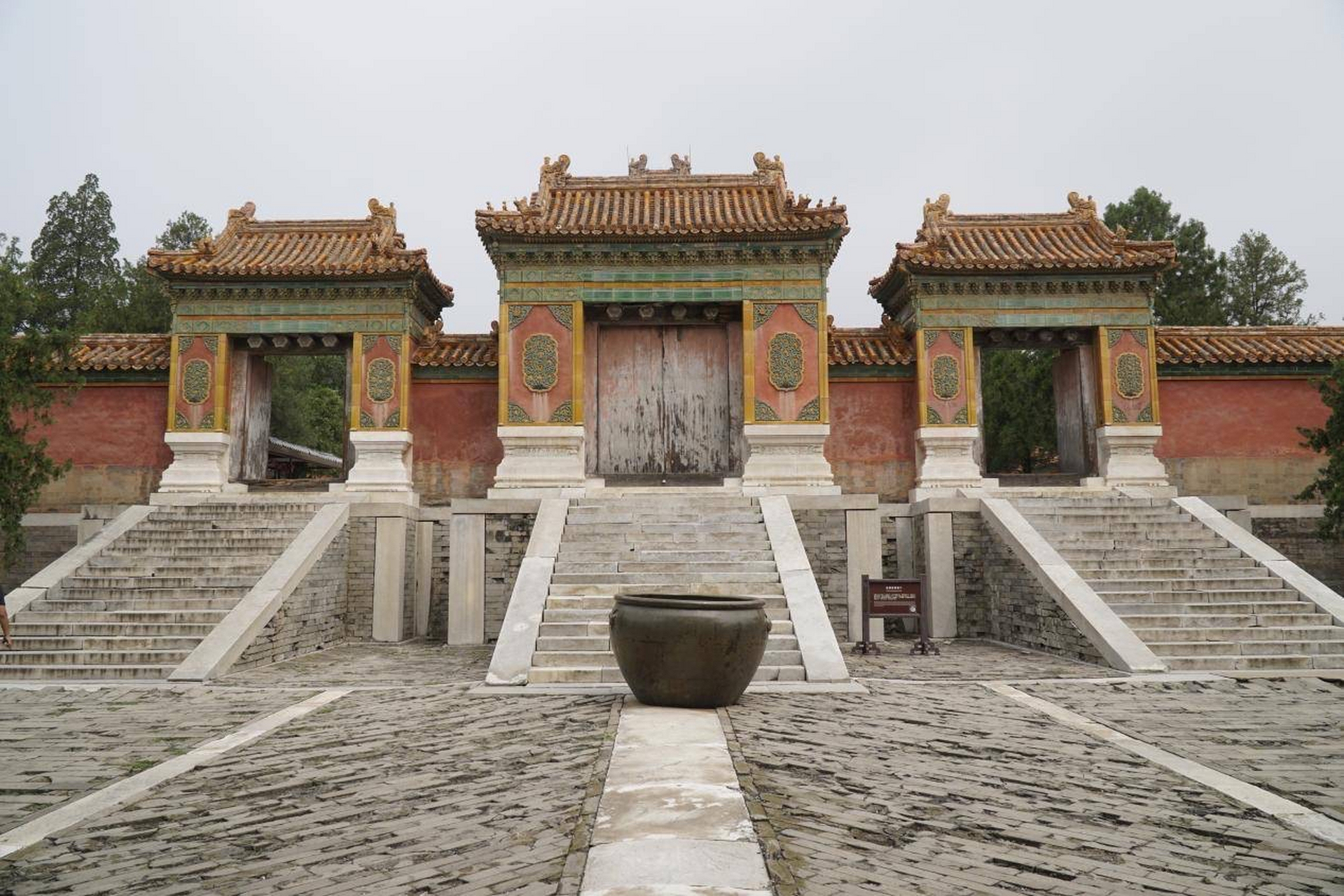 定东陵在清东陵中孝陵西侧,是清咸丰帝的 两个皇后——慈安,慈禧的