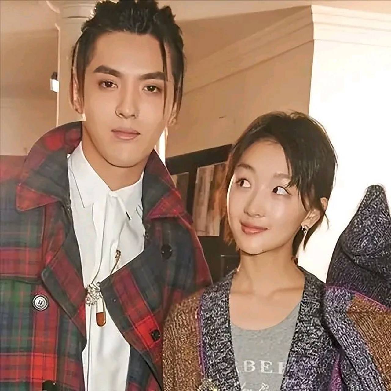 最尴尬的是,周冬雨偷偷看男明星帅气的脸时,那含情脉脉的小眼神被抓拍