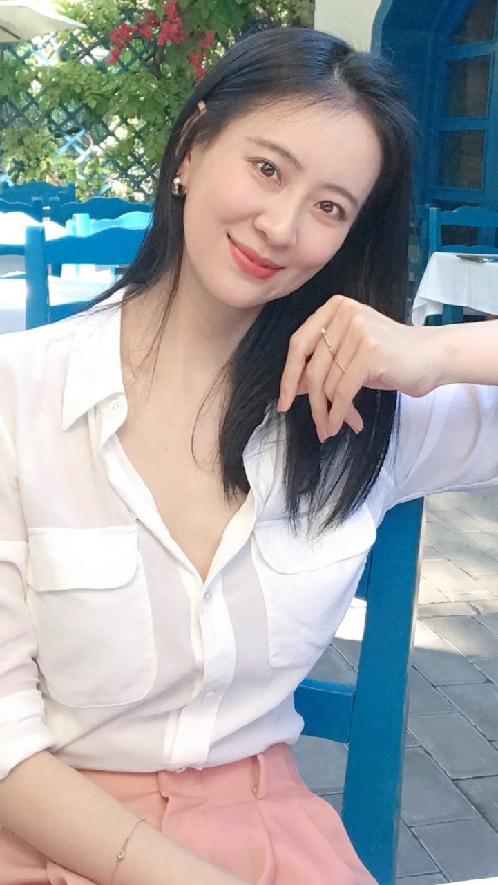 王乐君是一位容颜清丽,说话慢条斯理的女孩,喜欢舞蹈和古筝.