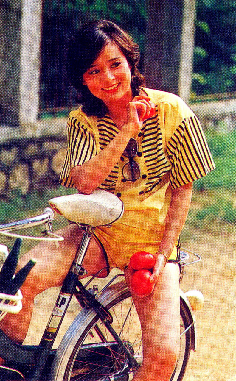 80年代,女明星与自行车  大家都很喜欢看上海的自行车街拍,觉得很有