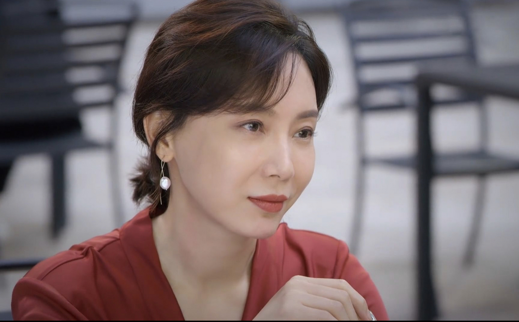 电视剧《第二次拥抱》中,陈数所饰演的全职妈妈在家里照顾了孩子8年