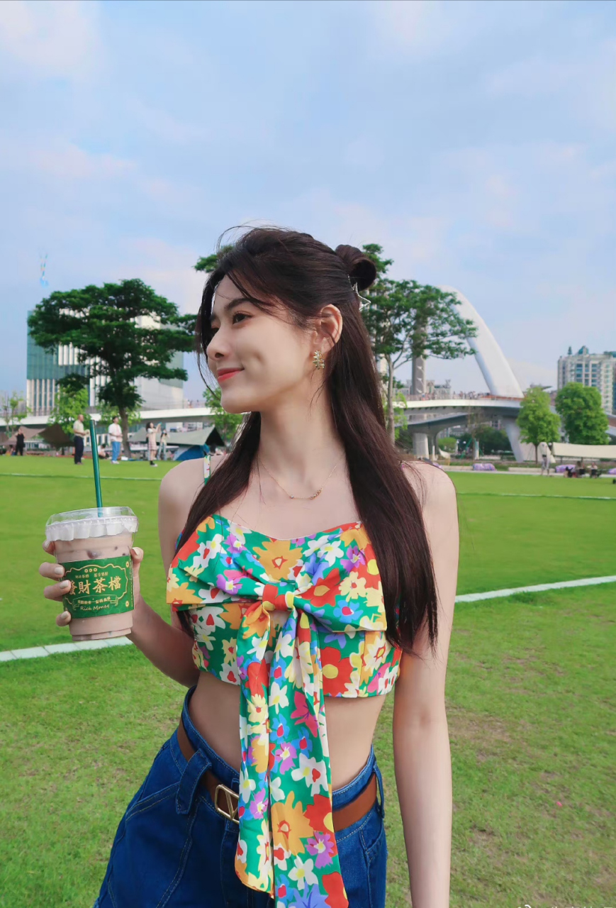 五一假期,看朱嘉倩的这组吊带好漂亮啊,她的发型很