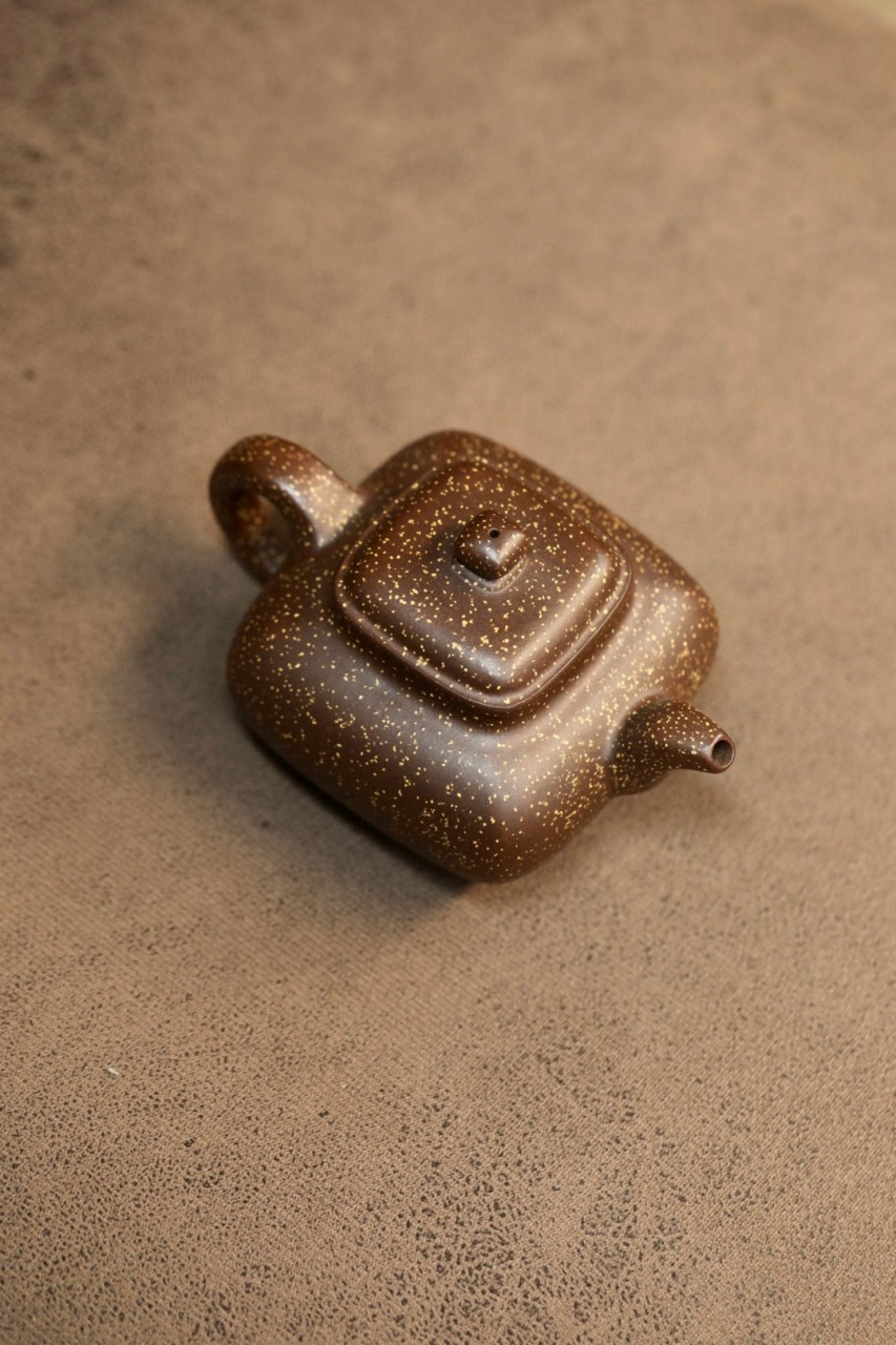 四方传炉·铺砂|优质紫泥|230cc|全手  器身形状以方器为基本形,但方