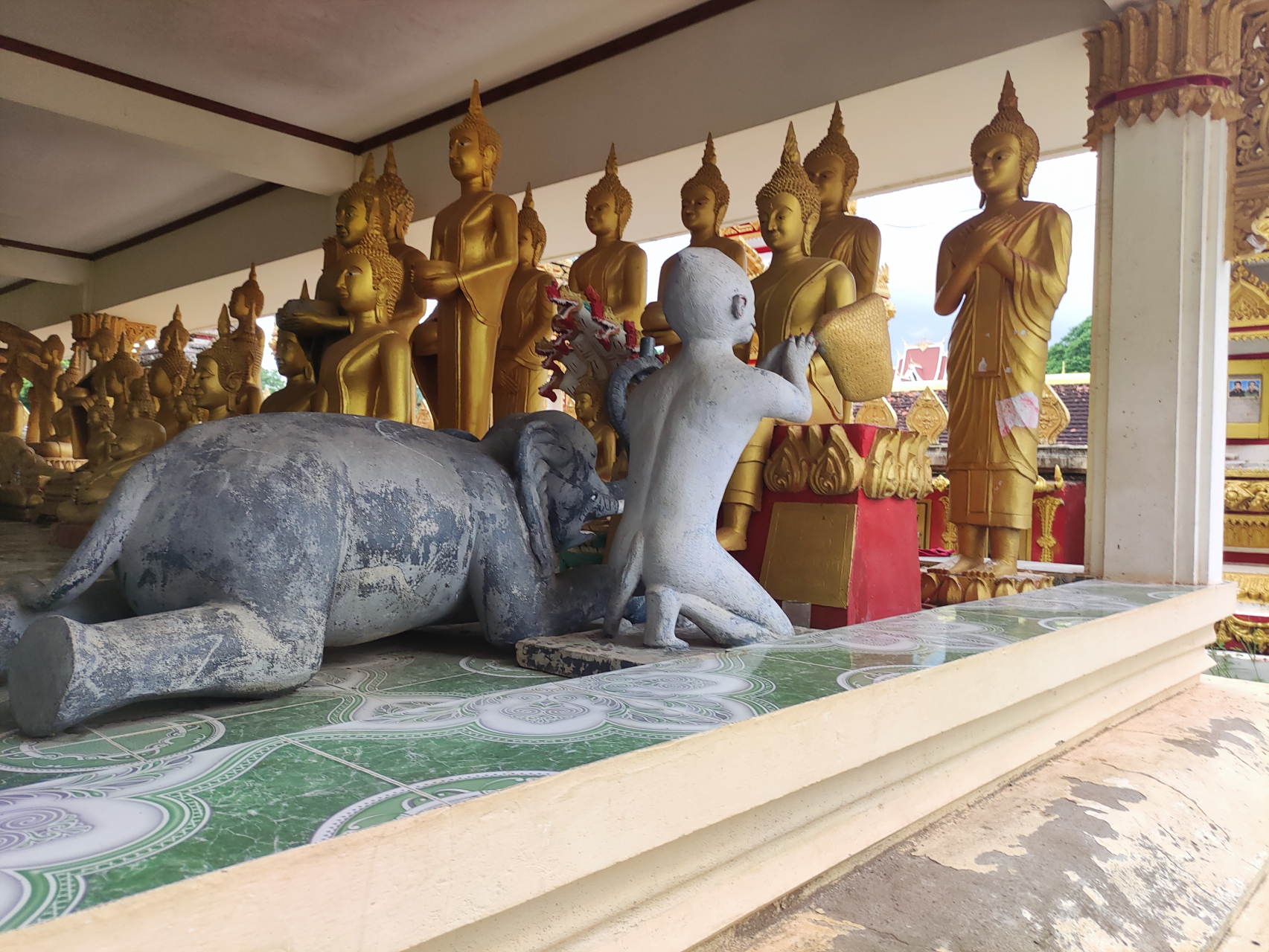 老挝万象塔鸾附近的佛像.卧佛巨大,成必看景点之一.