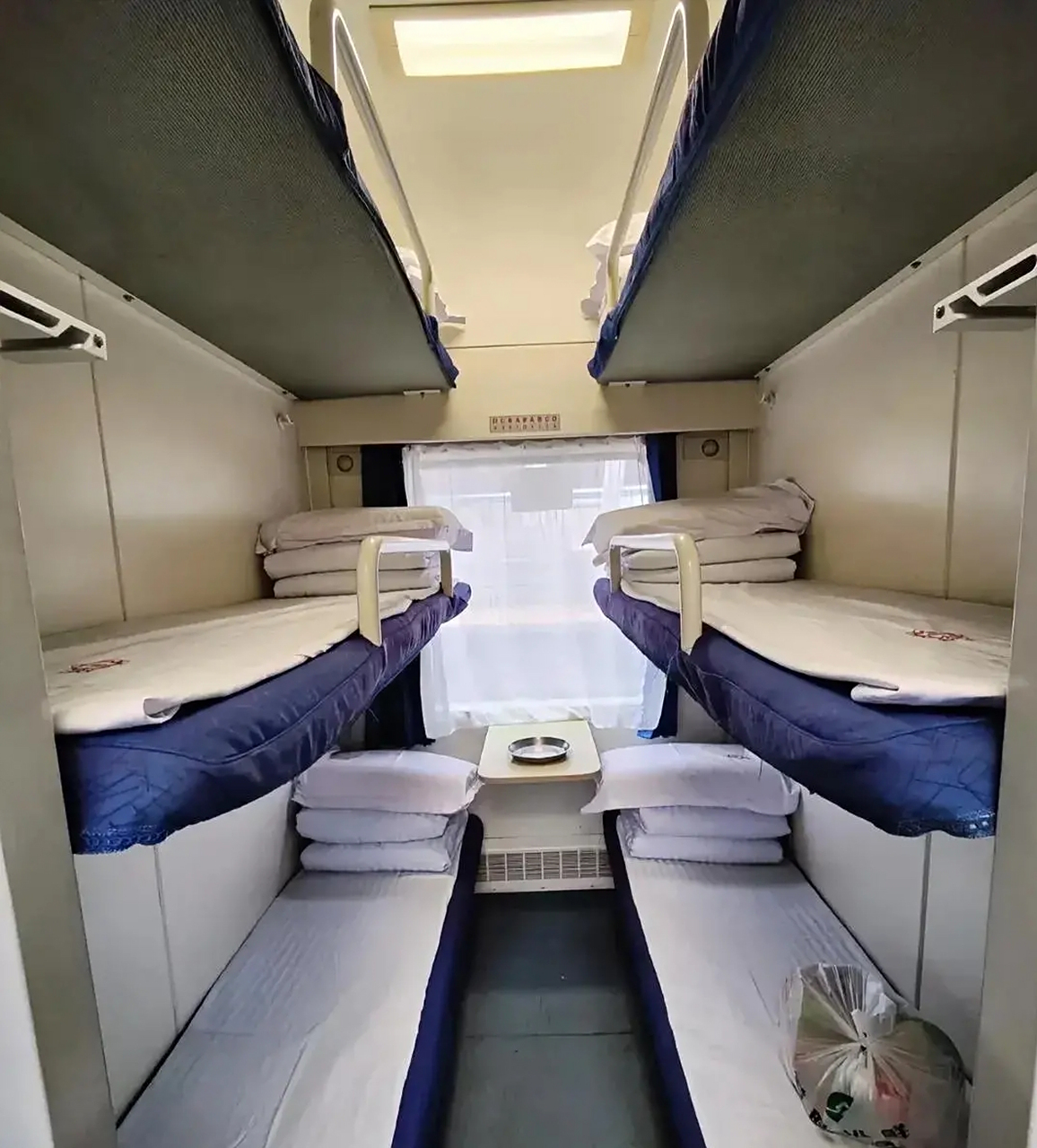 前几天坐火车出差,我是下铺,上铺是个年轻女子.