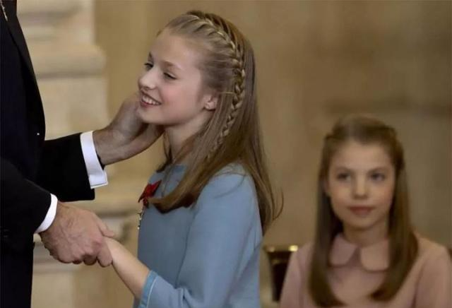 西班牙姐妹花公主,发型多变钟爱编发,母女三人"亲子辫"美如画