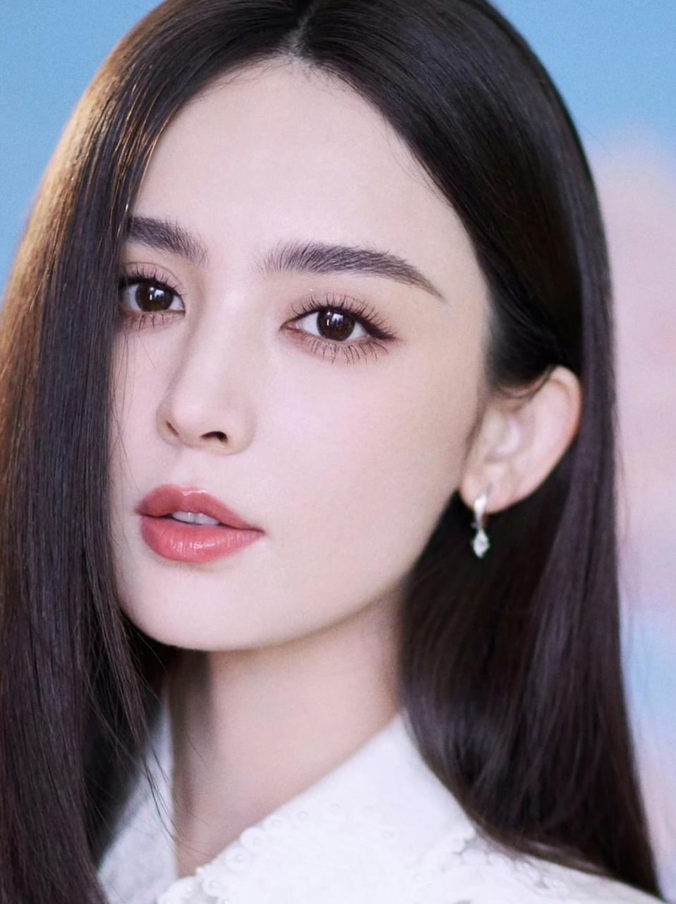 看古力娜扎长发披肩,惊艳动人,明亮的眼睛炯炯有神,一眼看上去美丽动