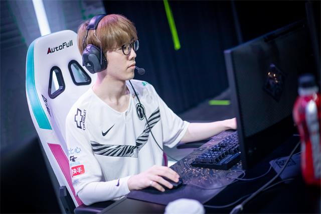 rng到了出局的边缘,每一场都要小心翼翼,难搞啊