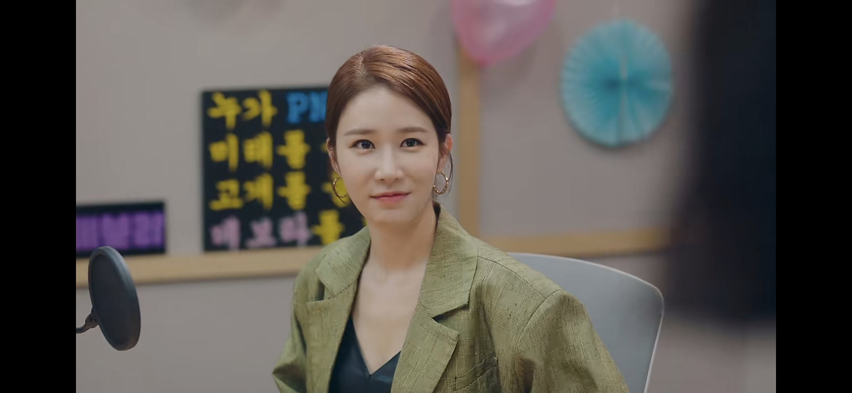 刘仁娜欧尼新剧造型#韩剧推荐#  谁能告诉我这个西服的颜色到底是什么