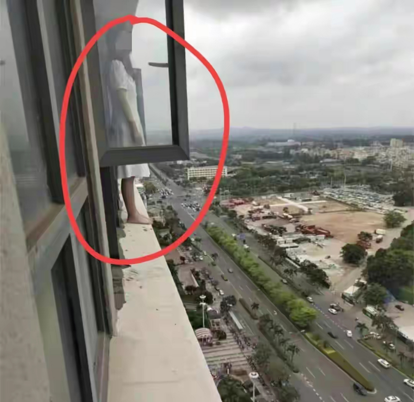 4月13日,有媒体报道,海南海口万达广场一名年轻女子从十五层坠楼身亡