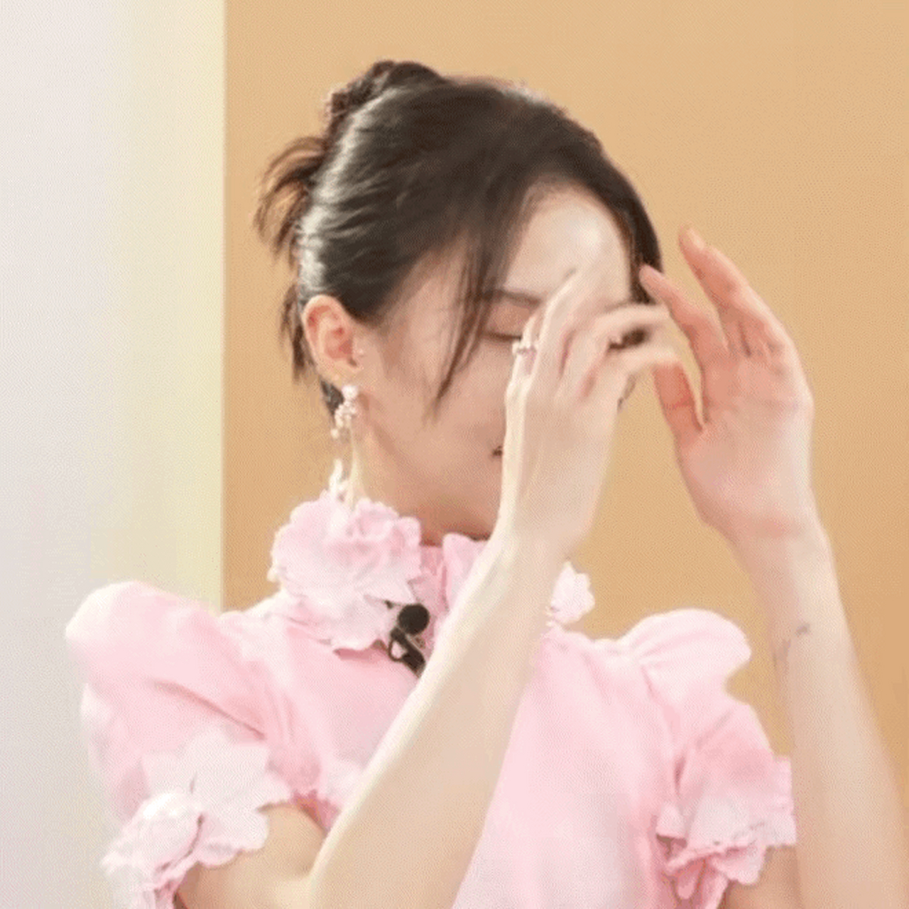 金晨的左手手臂上好像是纹身耶,看着清纯,没想到她是这么有个性的一个