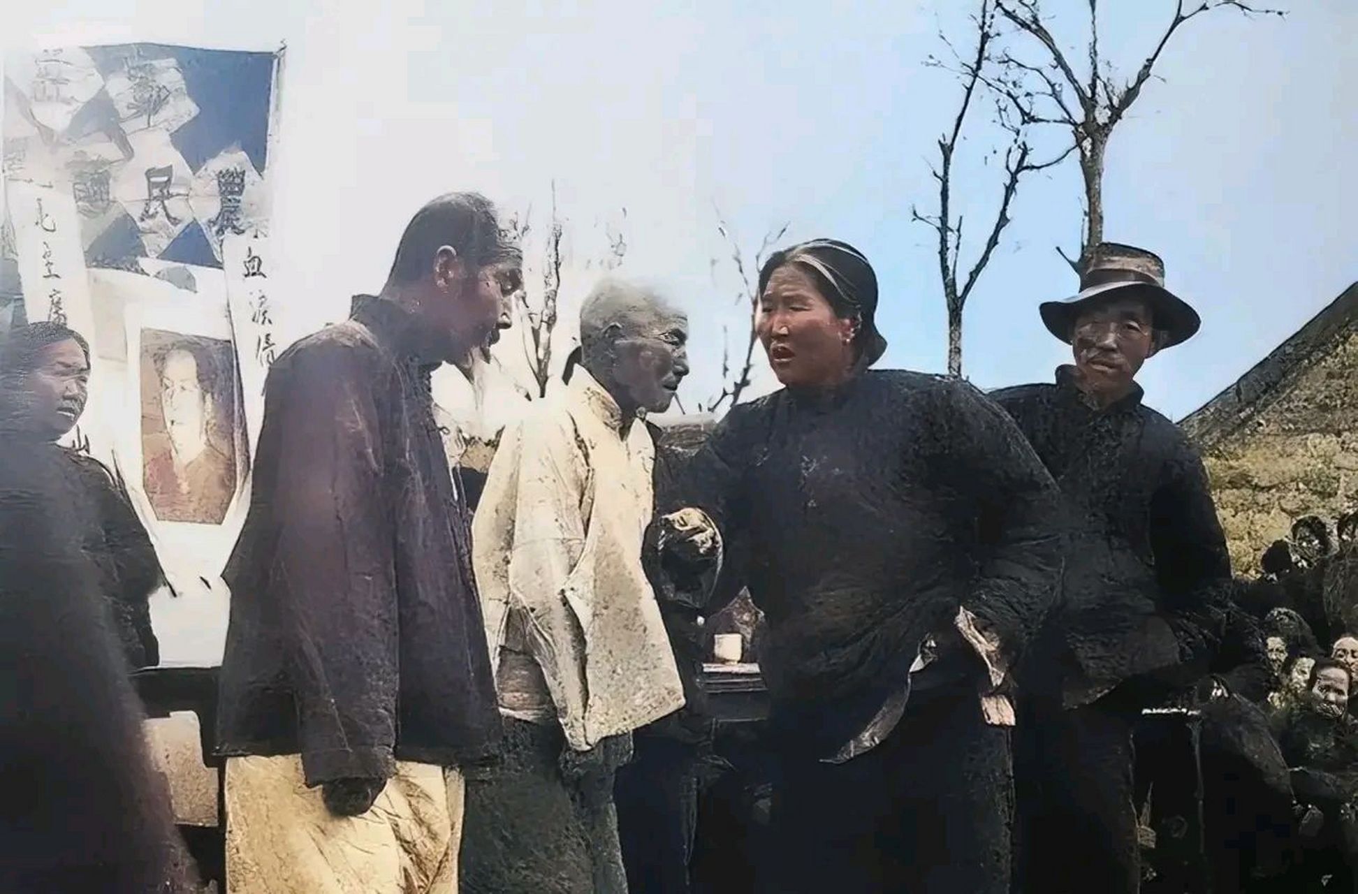 50年代初,土改期间,河北农村"斗地主"的场面,镜头中两名地主站在台上