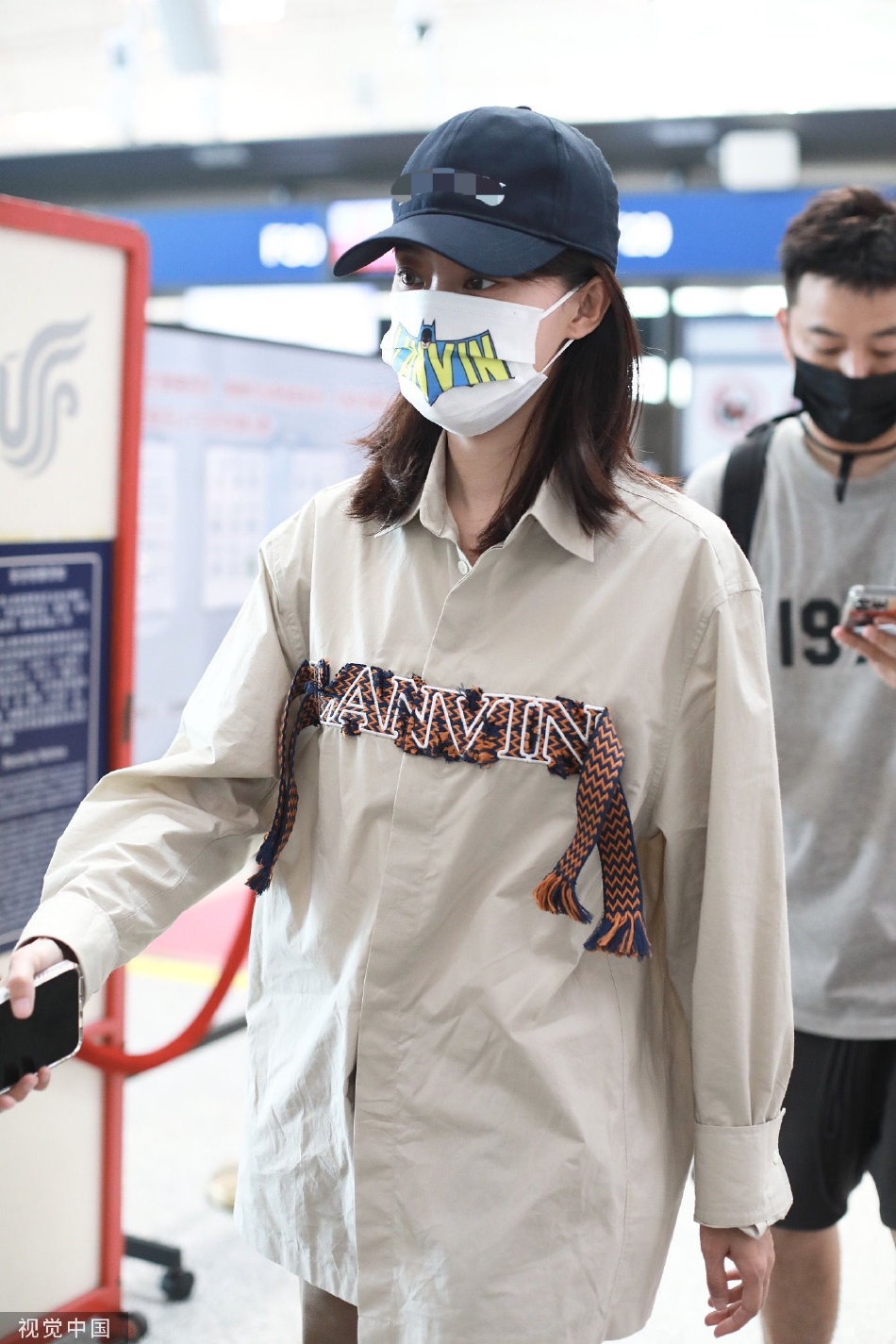 组图：张小斐从首都机场出发 已入围第36届百花奖最佳女主角第4张图片