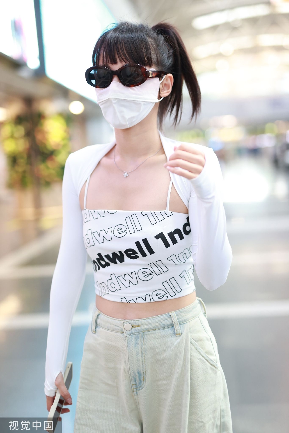 组图：张嘉倪穿吊带抹胸现身机场 梳高马尾辫戴墨镜清新时髦第1张图片