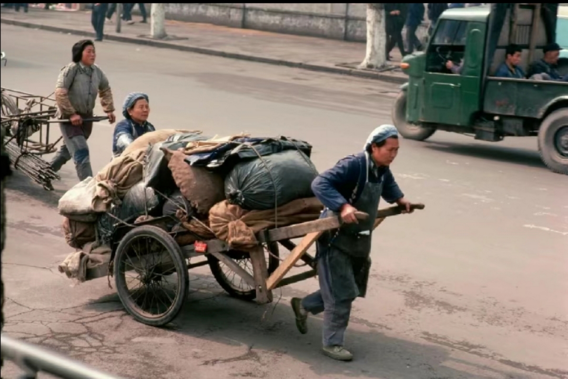 一人拉车众人推车图片图片