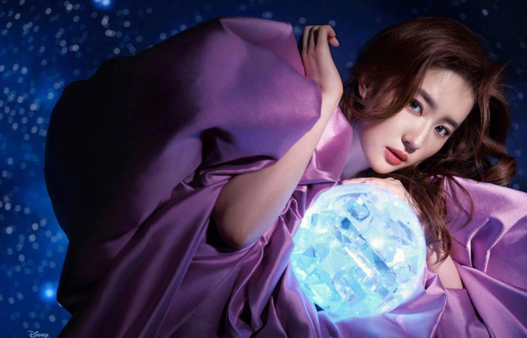 神仙姐姐刘亦菲新电影《星愿》拍摄的一组梦幻星河大片,身穿紫色礼服