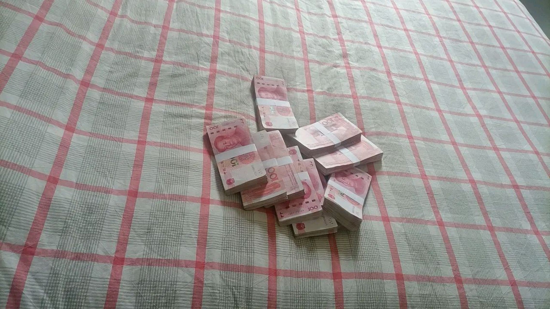 昨天下午去银行预约取10万现金,工作人员问我干什么用.