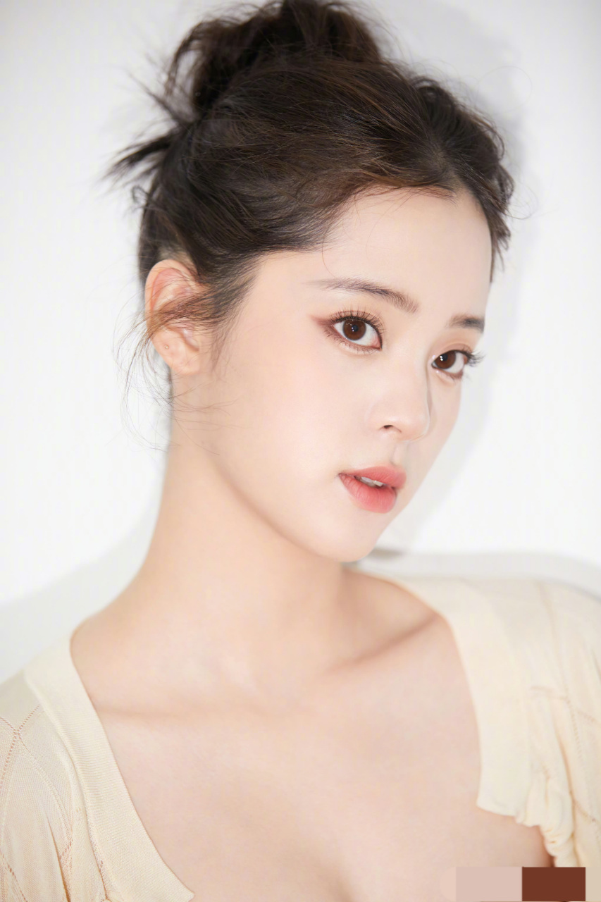 欧阳娜娜裸色抹胸礼服,性感迷人,看起来很稚嫩#明星生图大赏