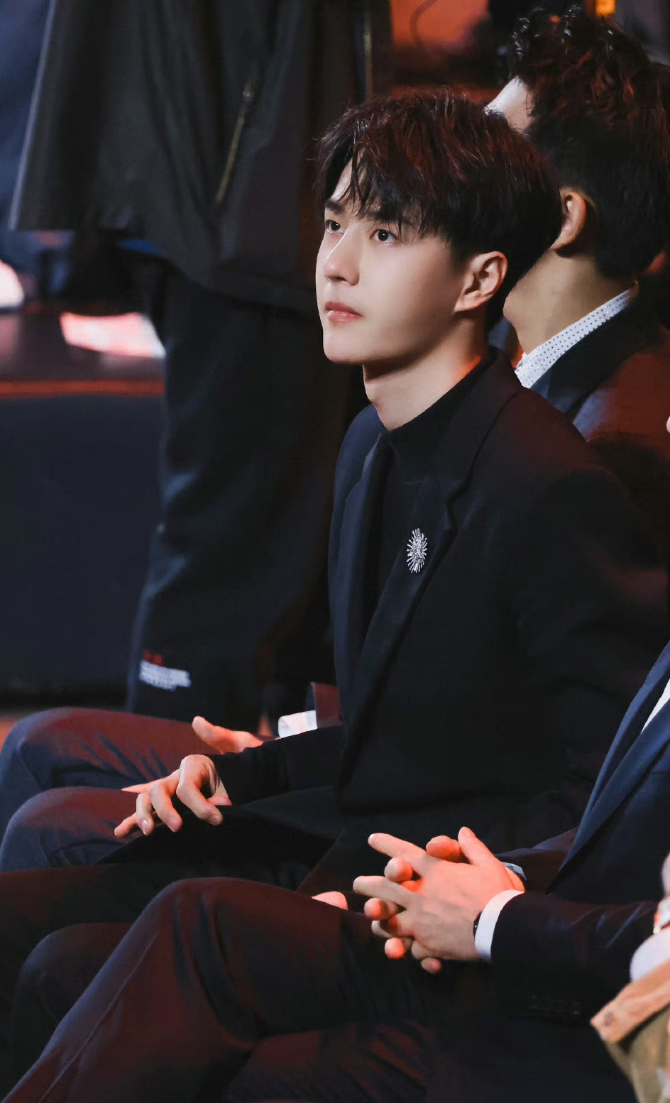 王一博微博之夜内场神图频出,戴手套原因曝光引粉丝心疼