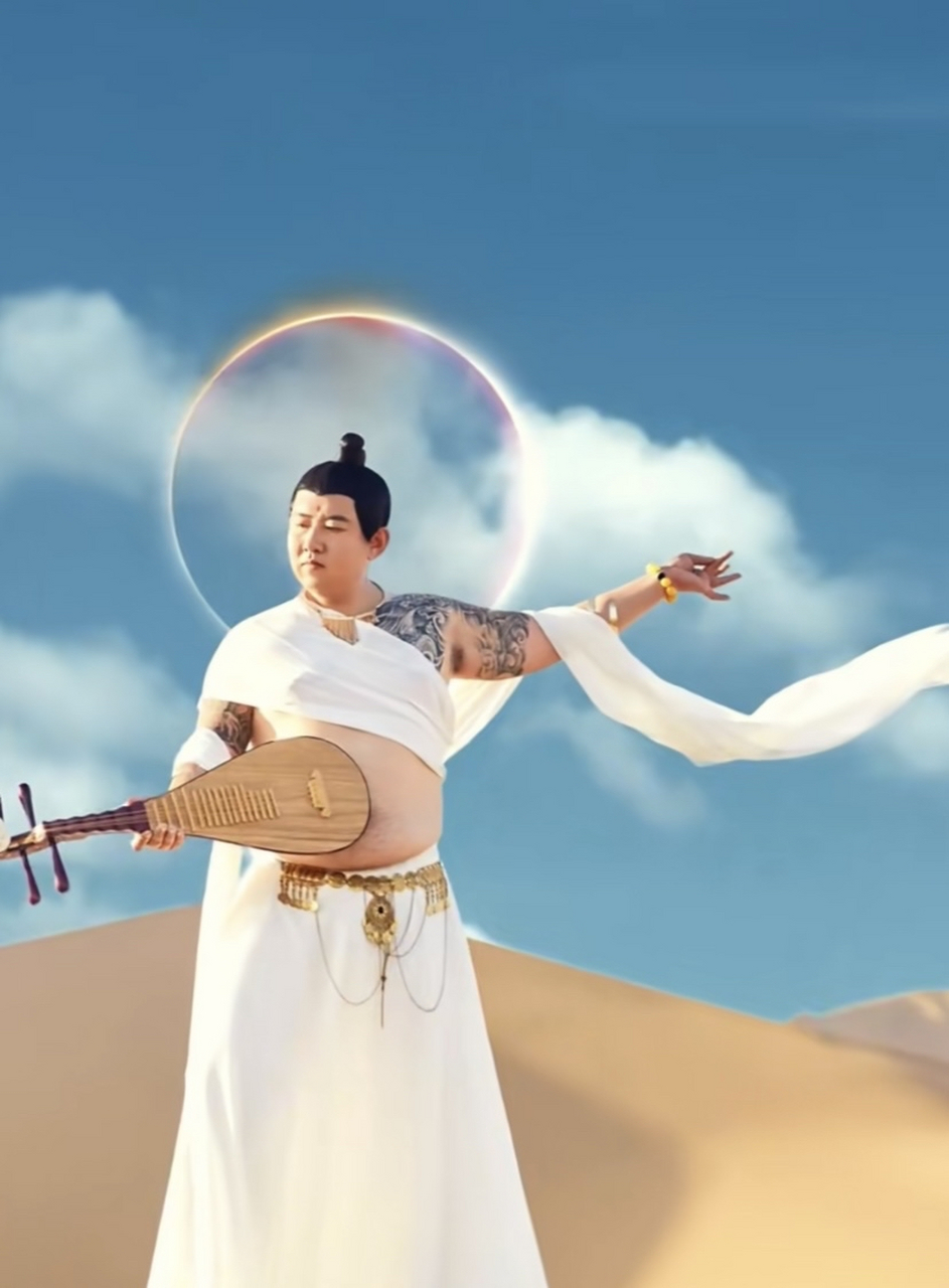 逗你玩呢# 这东北哥们儿在敦煌拍的飞天挺有创意的,庄严又滑稽,照片