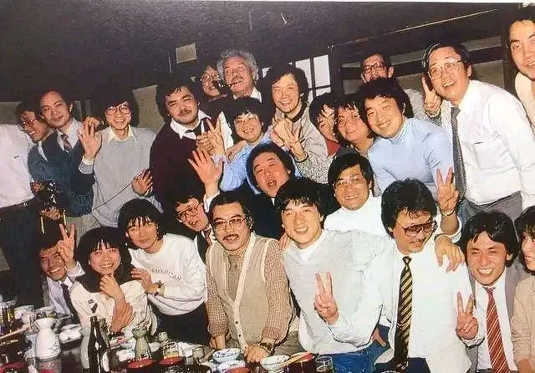 1995年5月,身体每况愈下的邓丽君给前男友成龙打了个电话,忙碌的成龙