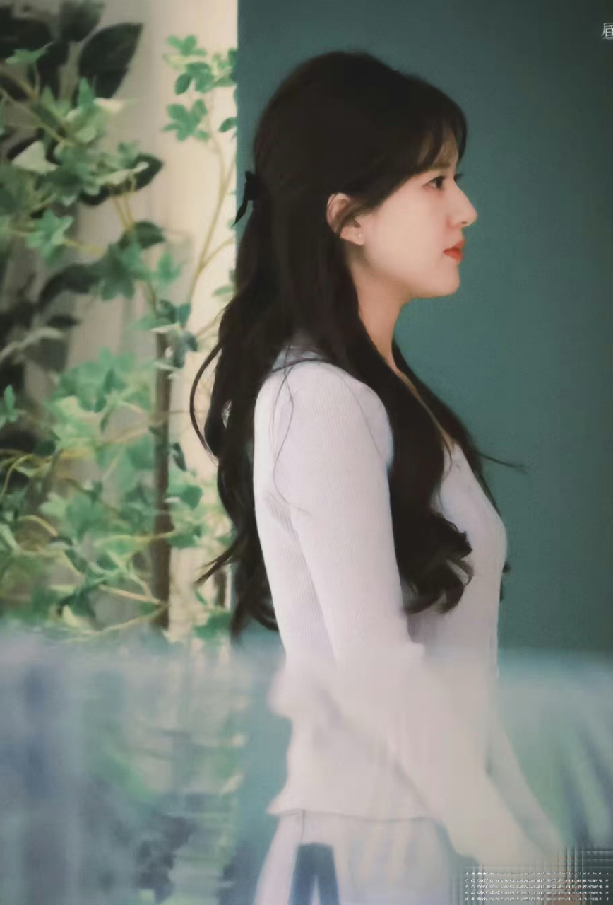 赵露思的侧脸真的挺瘦的,而且轮廓超好看,你感觉呢?