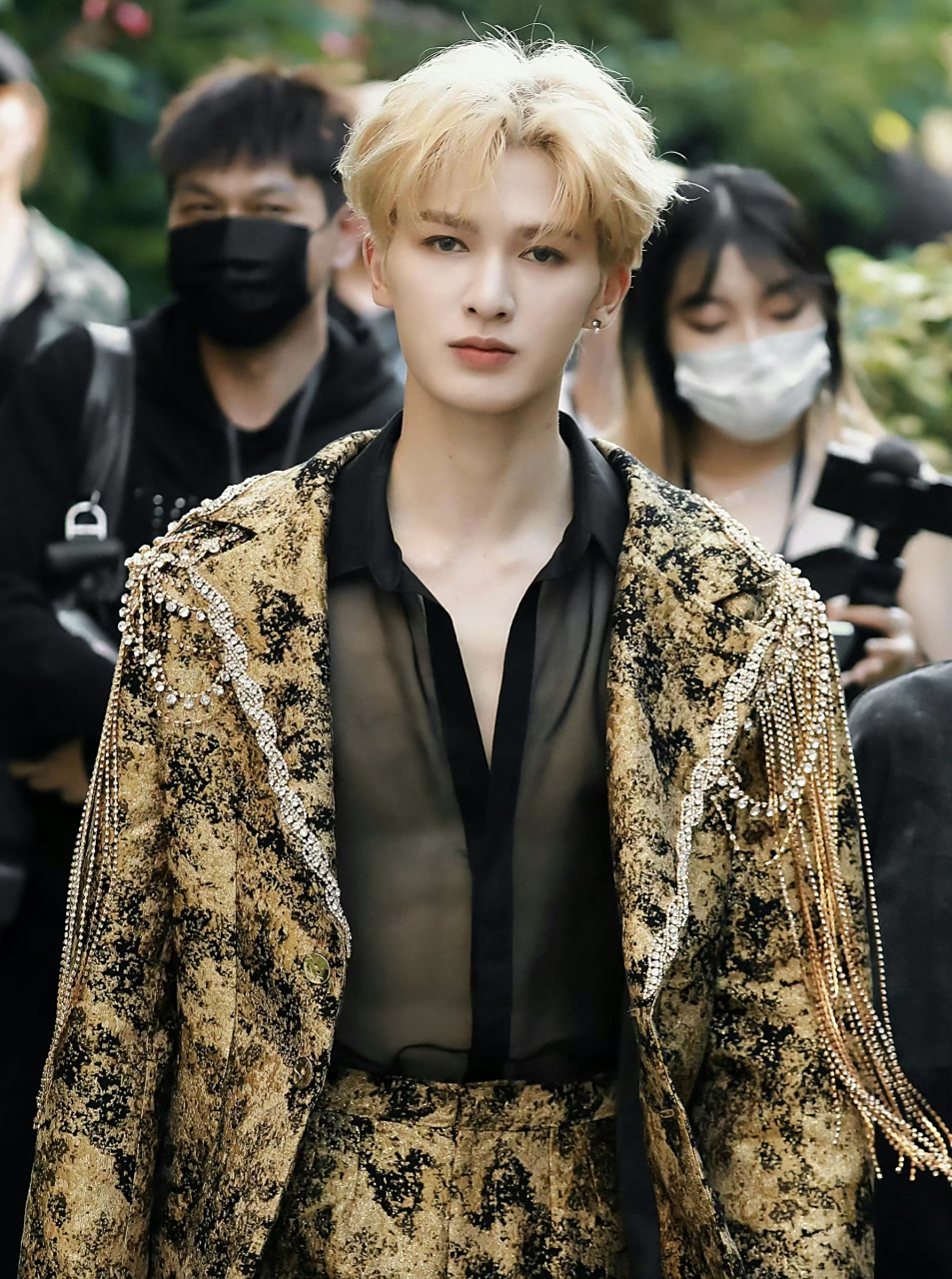 有腹肌有颜值,就喜欢朱正廷这种自然大方露出来的