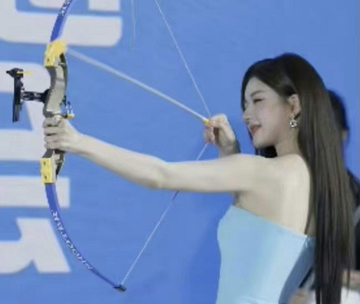 四年前vs四年后的赵露思射箭对比,当初的小女孩已经成长为大明星了