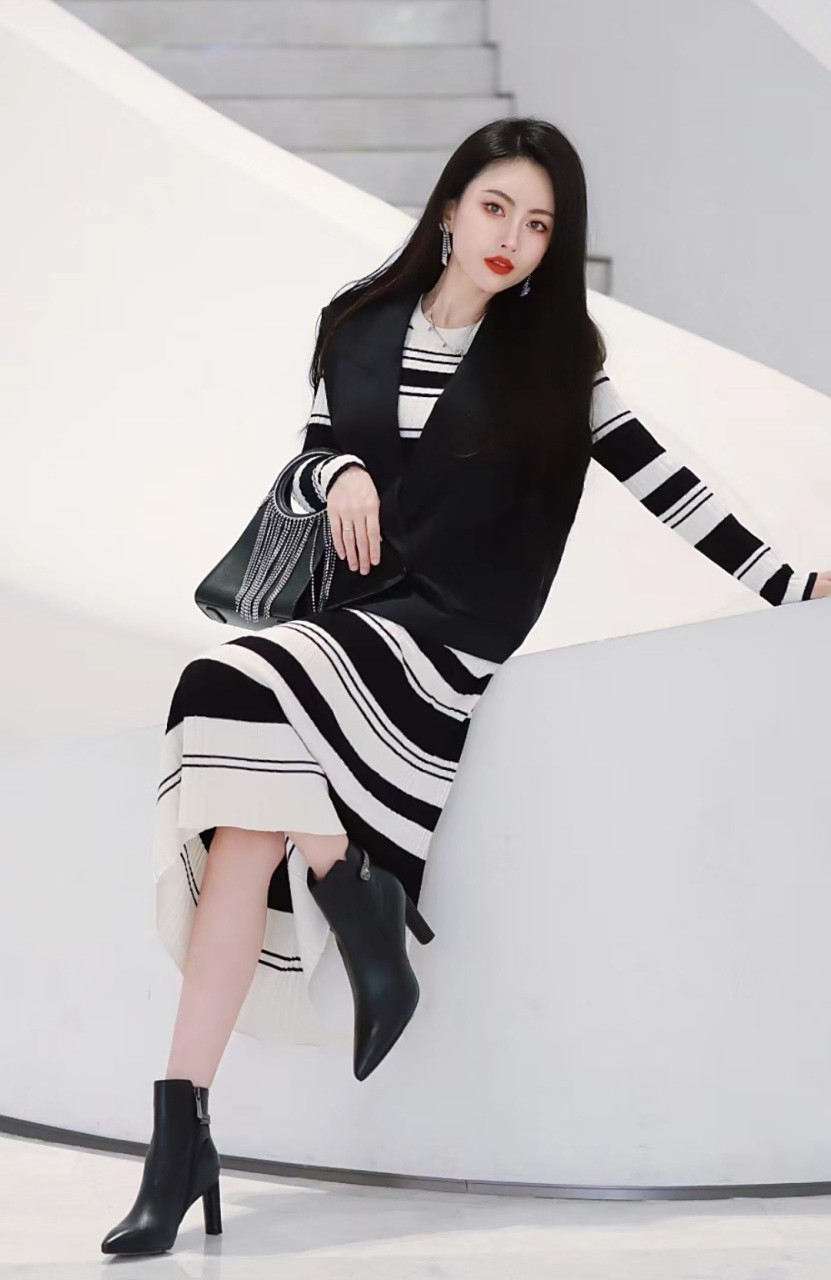 进来感受姐姐的两米气场 姐姐的自信和魅力 更让人着迷 黑白酷飒高级
