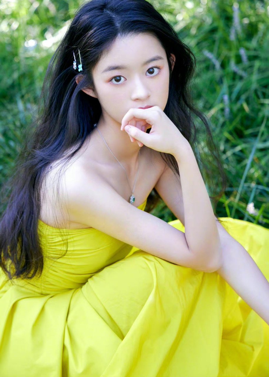 黄杨钿甜# 一袭黄色抹胸礼服,又纯又欲,可爱灵动,尽显俏丽清甜的膳