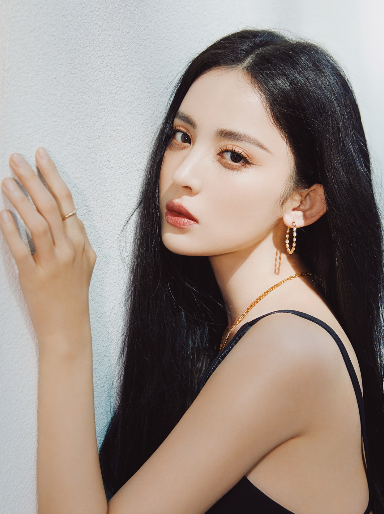 古力娜扎美图,黑直长发,容颜精致,时尚俏丽