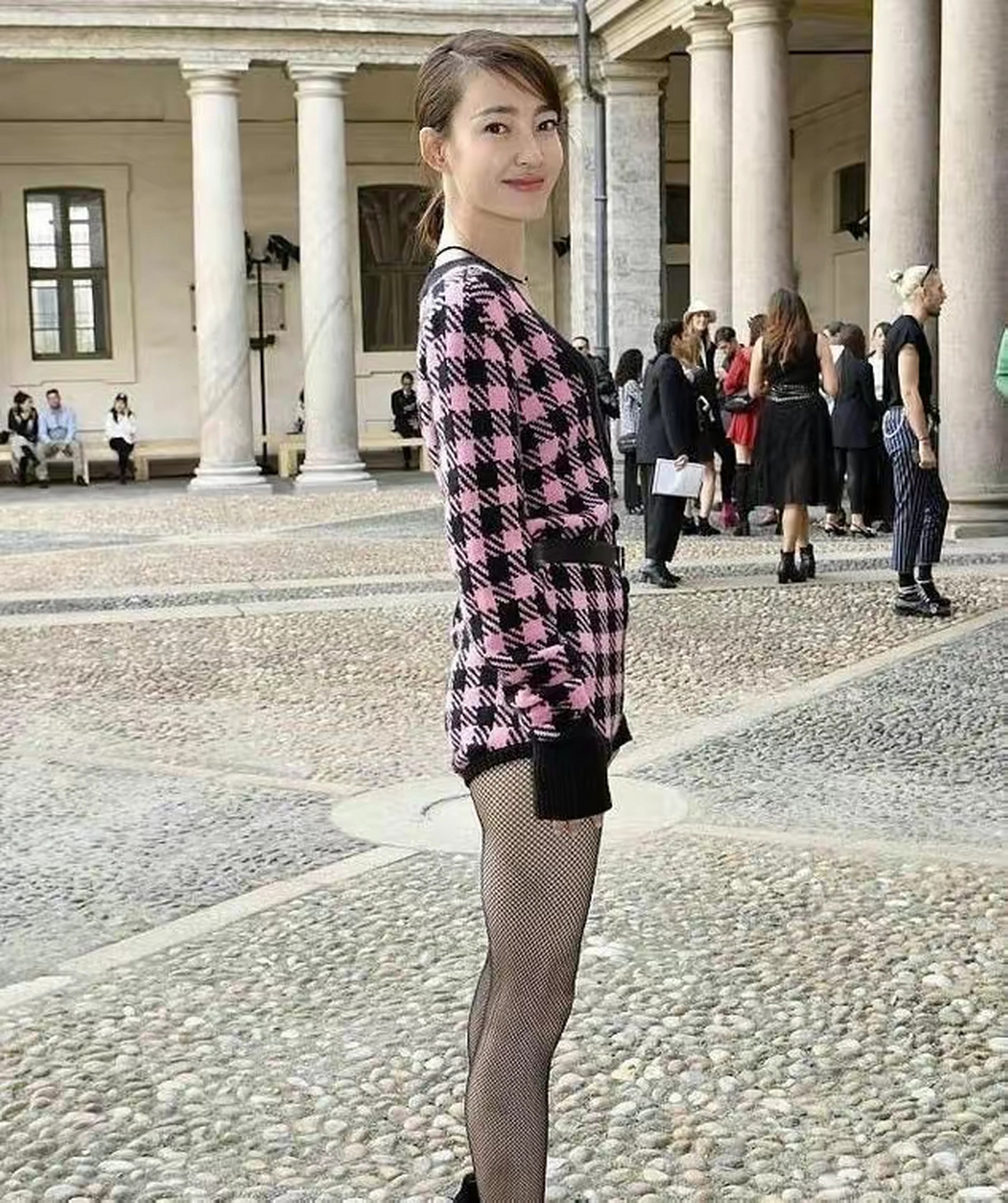 网友:有种"化腐朽为神奇"叫王丽坤,穿黑色渔网丝袜,勾勒出迷人美腿