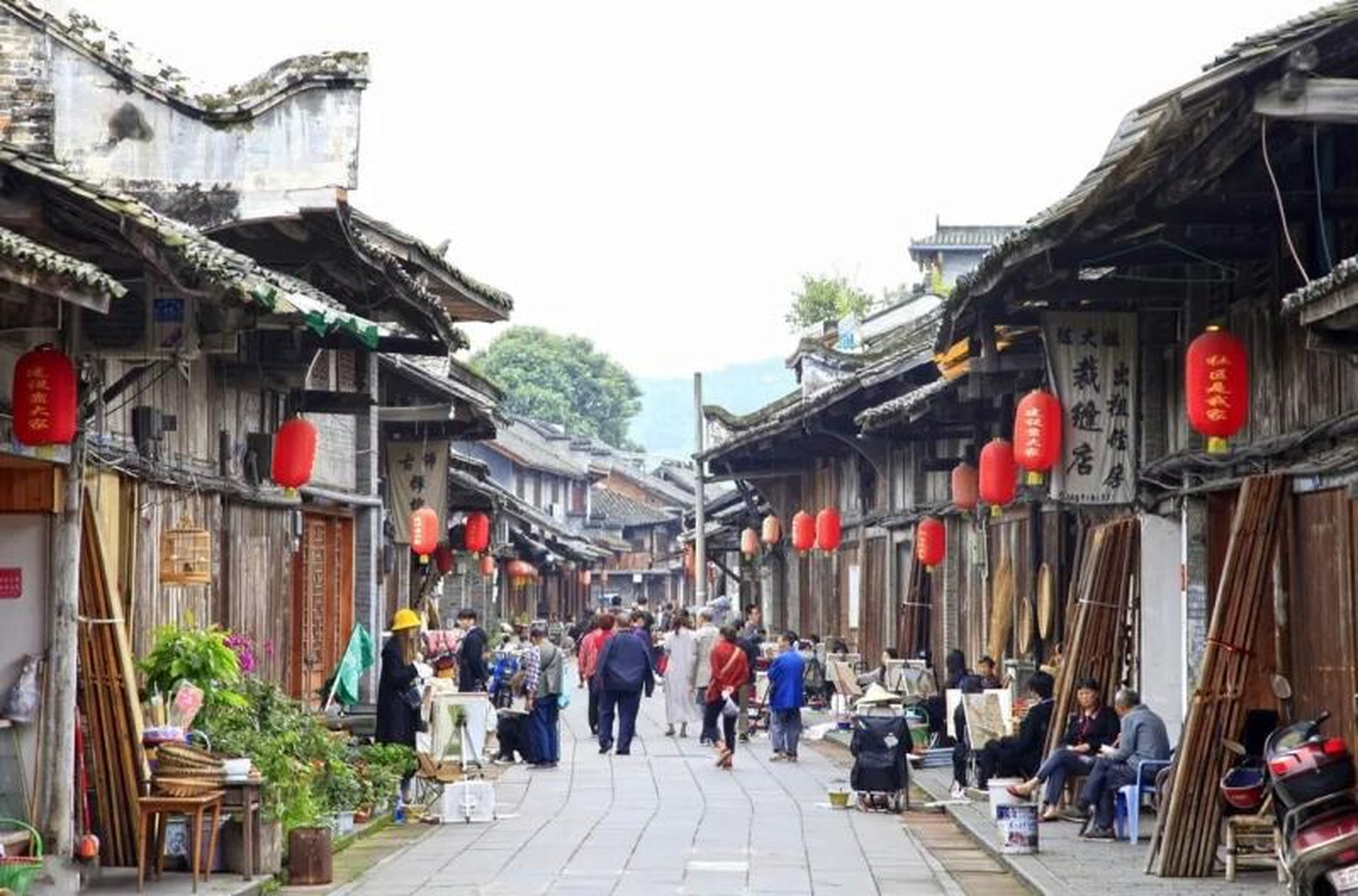 新场古镇位于:成都平原西部,是大邑县西部最早的建制镇.