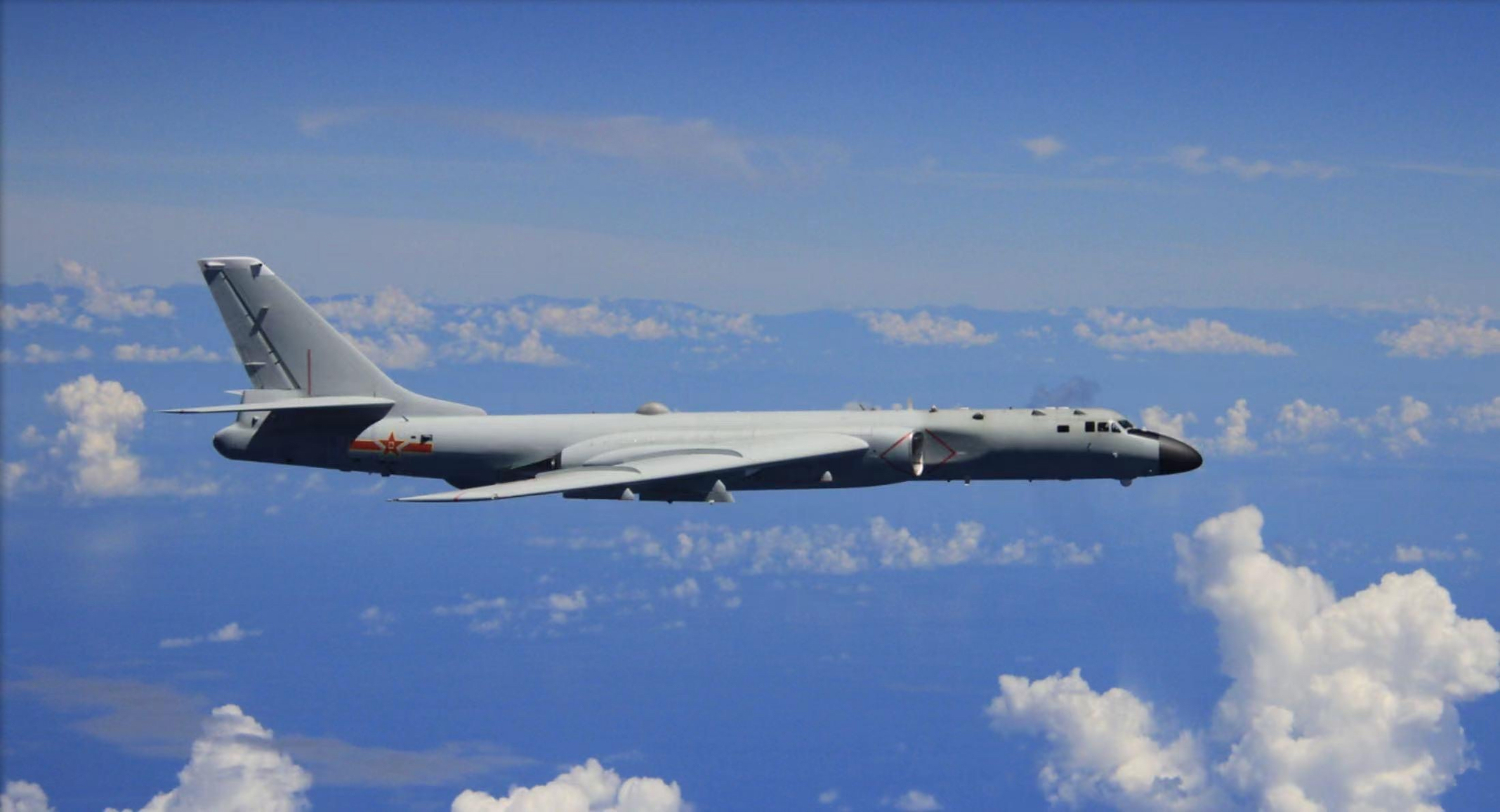 轰-6k型轰炸机 中国空军的中远程轰炸机型号 轰-6k轰炸机,是轰-6轰炸