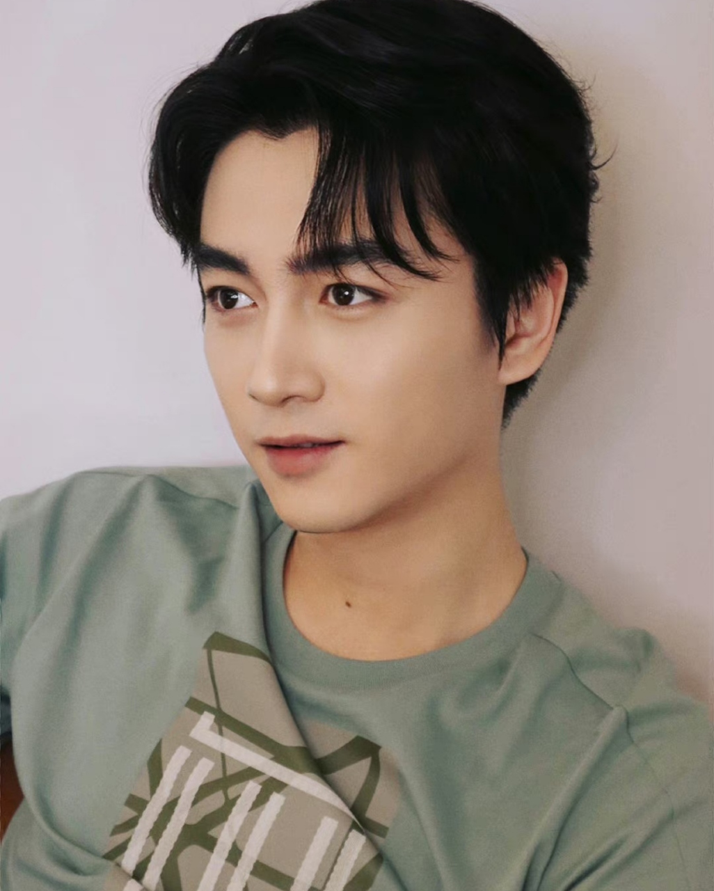 陈晓参加新作品直播活动,星眉剑目英气十足,他的颜值是中生代里面比较