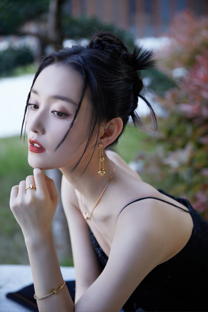 蒋依依# 清纯甜美的容颜,白皙细嫩的肩颈线,窈窕曼妙的身材,妩媚蹲怂