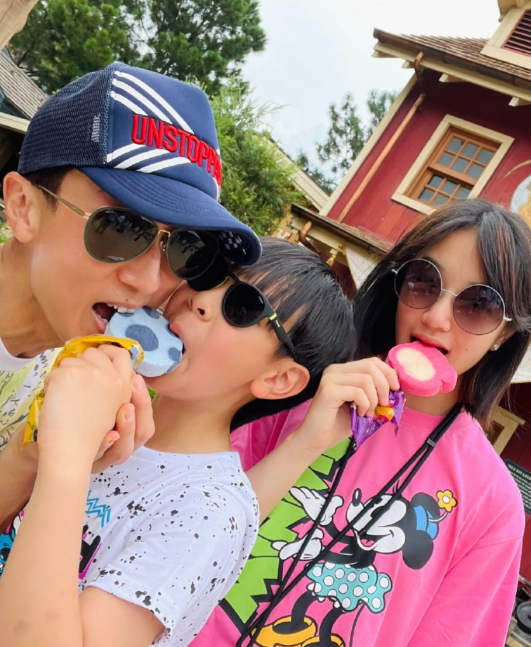 吴尊官方身高182cm,12岁女儿站他旁边已经到了耳朵的位置,neinei现在