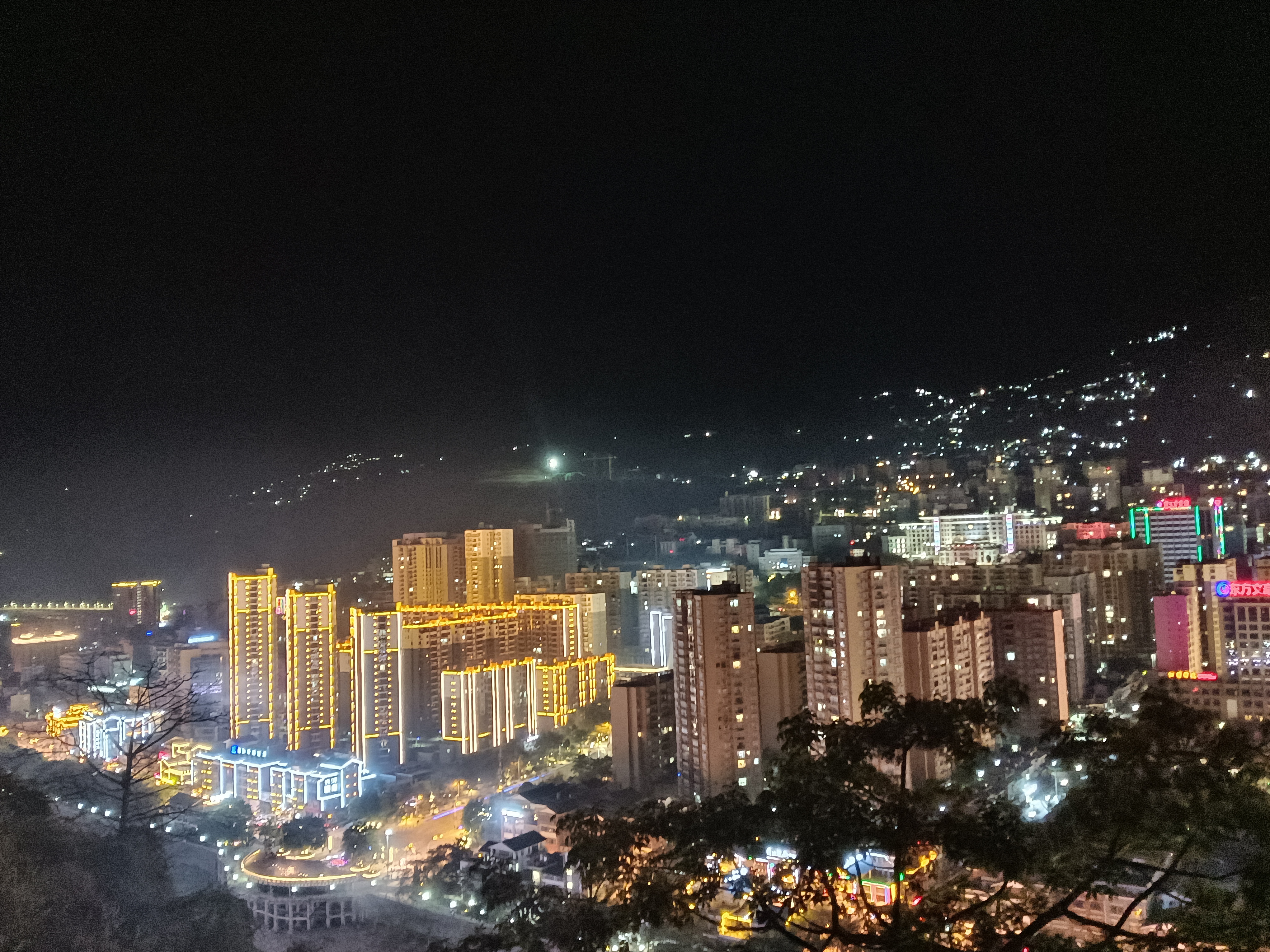 六库怒江边夜色